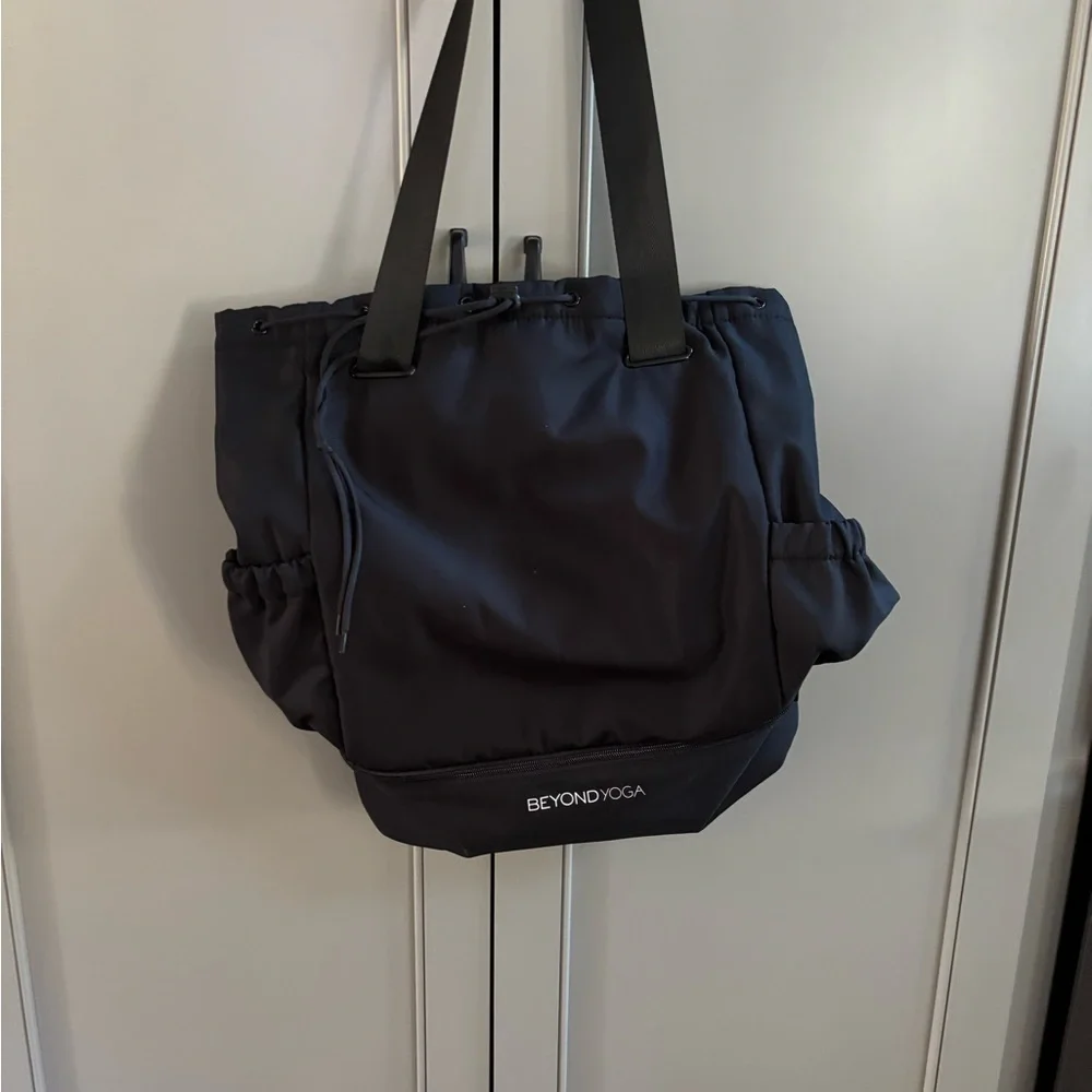 Beyond Yoga Convertible Backpack Black Zipped Pockets 15in/17in